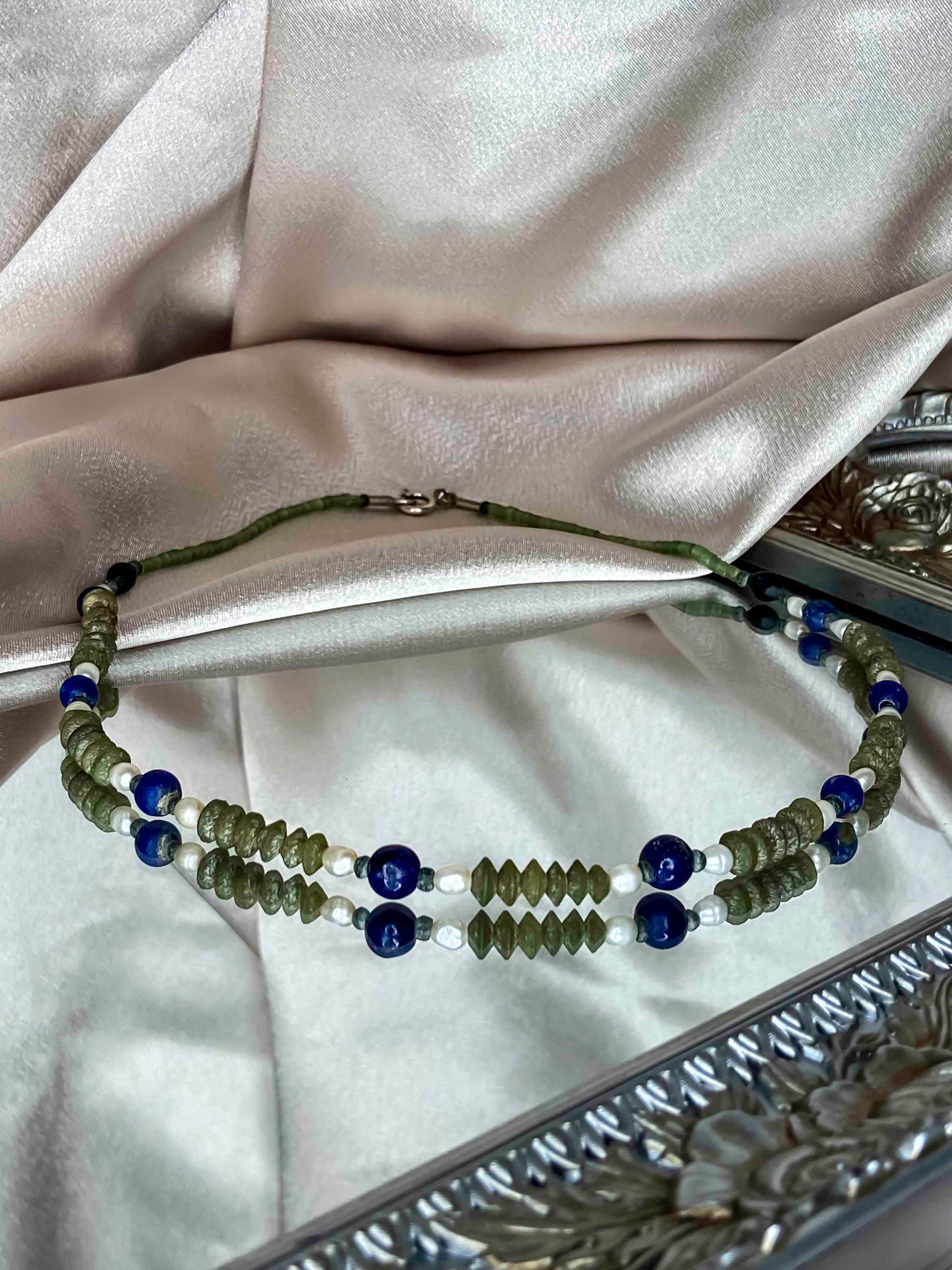 Handmade vintage necklace crafted using lapis lazuli, pearls & serpentine gemstones.