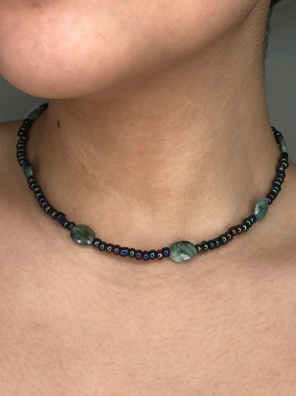 Holographic chrome beaded necklace with emerald stones